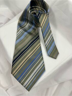 0749 Geoffery Beene Tie